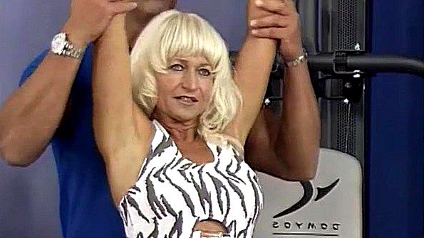ебут спящую мамку видео